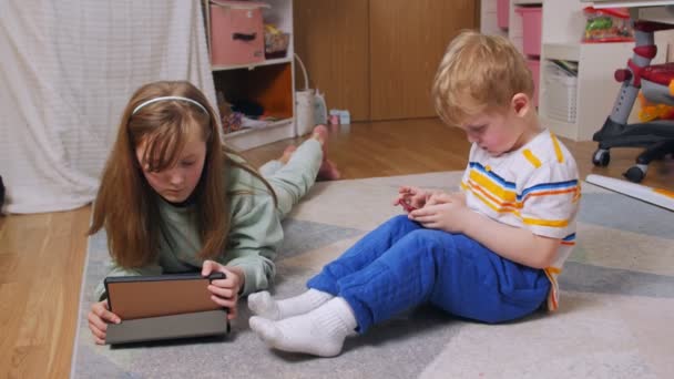 Menino e menina com gadgets — Vídeo de Stock