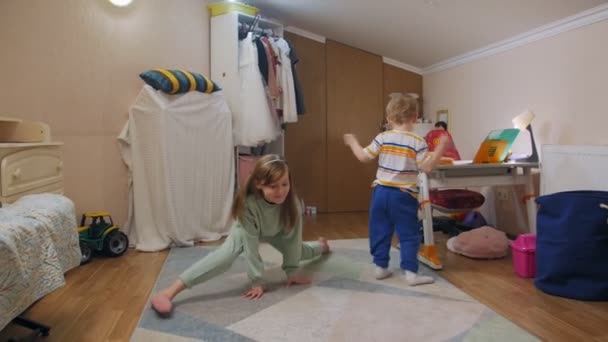 Дети занимаются гимнастикой — стоковое видео