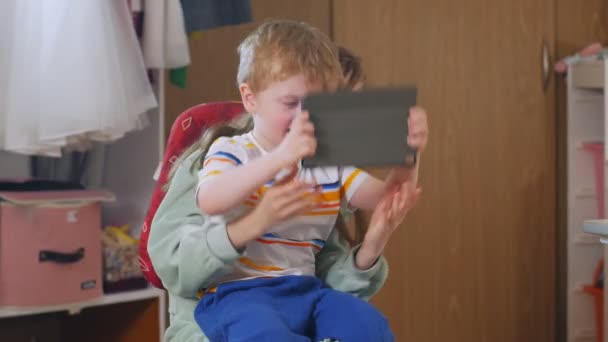 Los niños están luchando por la tableta — Vídeo de stock