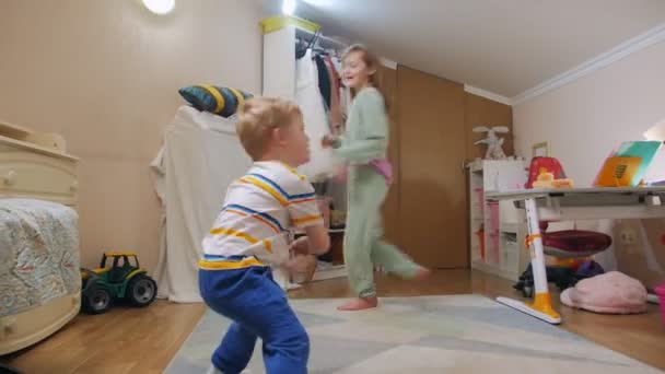 Діти бігають та танцюють — стокове відео