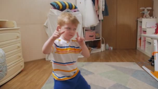 Niño bailando contemporáneo — Vídeos de Stock