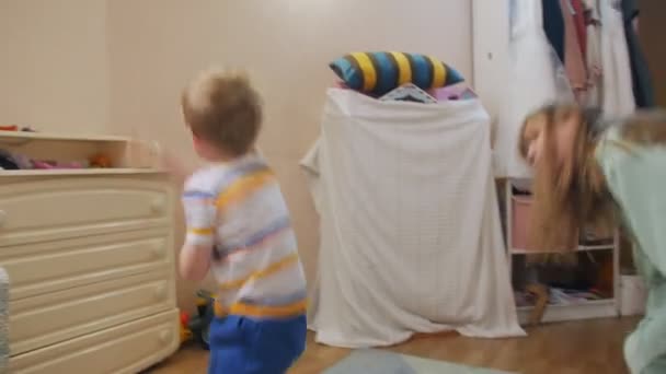 Kinder sorgen zu Hause für Chaos — Stockvideo