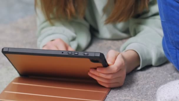 Niños jugando Gadgets — Vídeo de stock