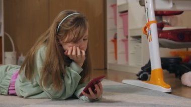 Yerdeki Kız Telefondan Sıkıldı