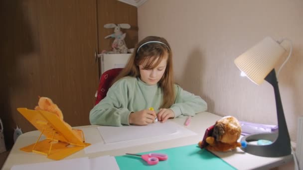 Dívka dělá domácí úkol s telefonem — Stock video