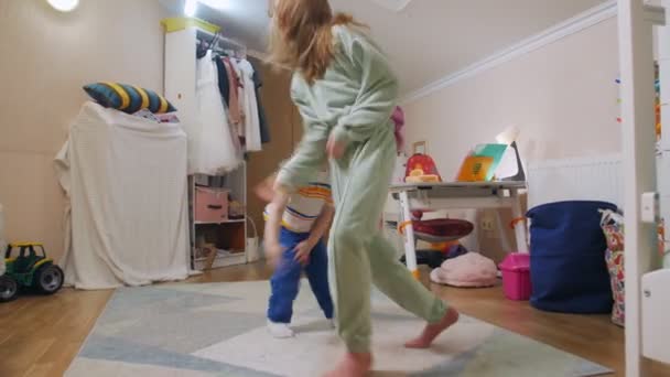 Kinder tanzen zu Hause — Stockvideo
