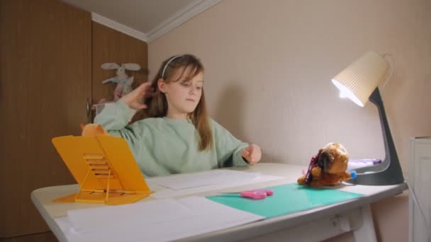 Girl Takes Paper — Video Stock