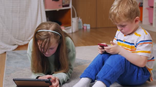 Internetverslaving van kinderen — Stockvideo