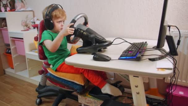 带踏板的男孩驾驶模拟器 — 图库视频影像