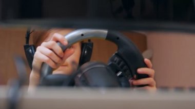 Bilgisayar Yarışı Oynayan Kız