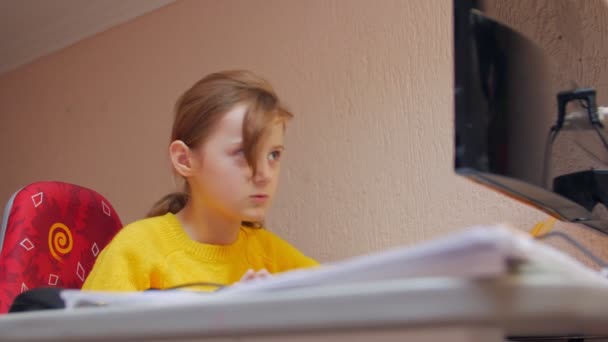 Ragazza che studia al computer — Video Stock