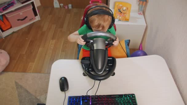 Little Boy spelen Computer Races — Stockvideo