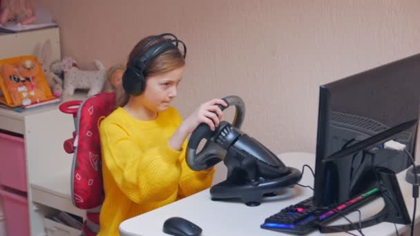 Koncentrált lány játszik a keréken — Stock videók