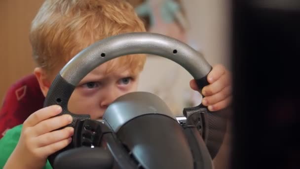 男孩在电脑上学习开车 — 图库视频影像