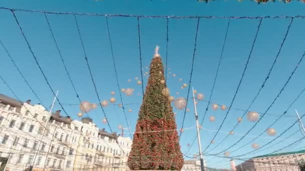 市内中心部でのクリスマス ツリー — ストック動画