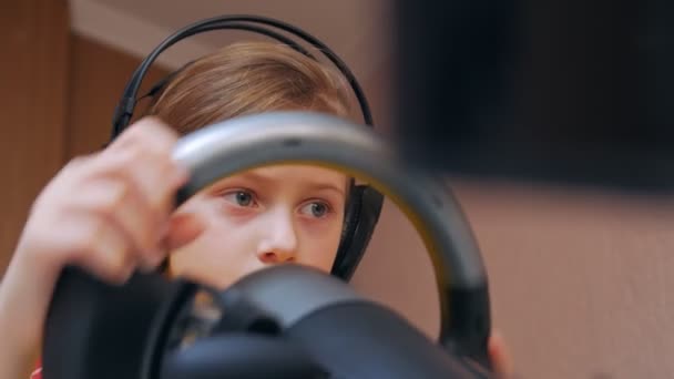 コンピュータレースをプレイする女の子 — ストック動画