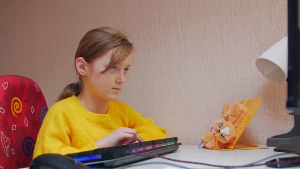 Seorang gadis melakukan tugas di komputer. — Stok Video