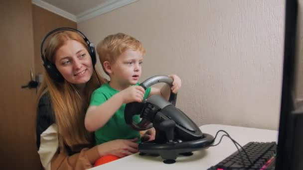 Niño y mujer jugando carreras — Vídeos de Stock