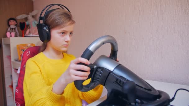 Дівчина в навушниках Граючи гонки — стокове відео