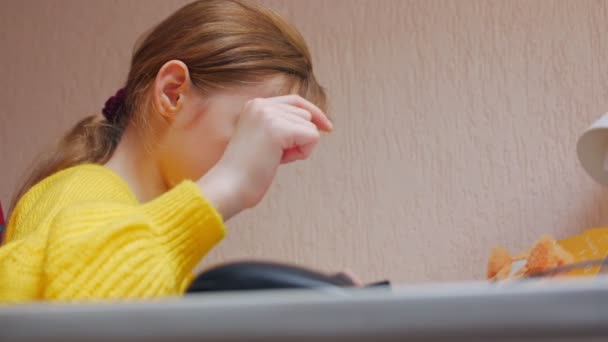 Девушка делает домашнюю работу за компьютером — стоковое видео