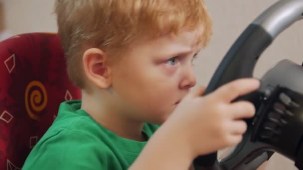 Мальчик играет в гонки крупным планом — стоковое видео