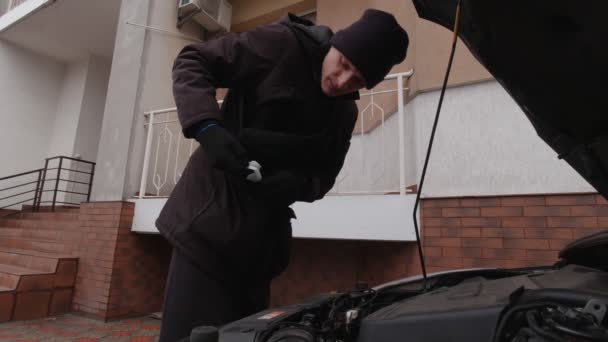Mężczyzna czyści pod kapturem samochodu powolny ruch — Wideo stockowe