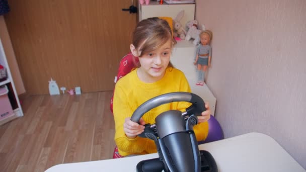 Девушка, играющая на игровом колесе — стоковое видео