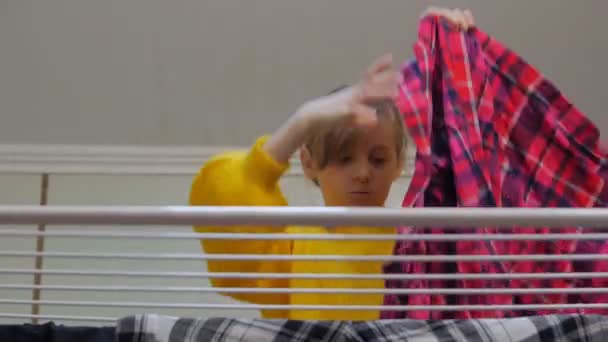 Девочки вешают мокрую одежду — стоковое видео