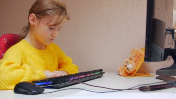 Iskoláslány tanul a számítógépnél — Stock videók