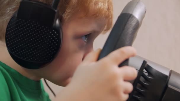 Bilgisayarda Yarış Oynayan Küçük Çocuk — Stok video