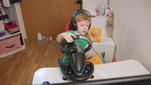 Mały chłopiec gra wyścigi — Wideo stockowe