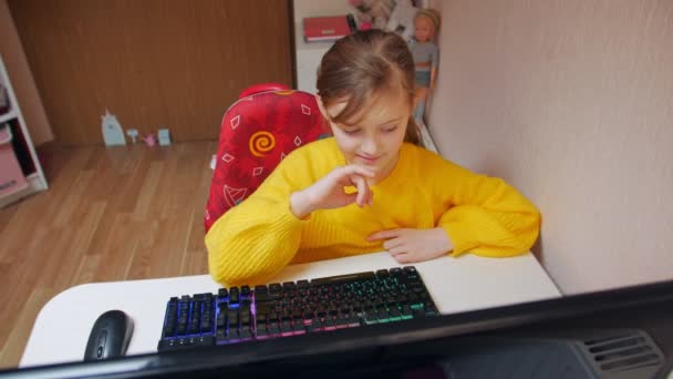La ragazza sta studiando al computer — Video Stock