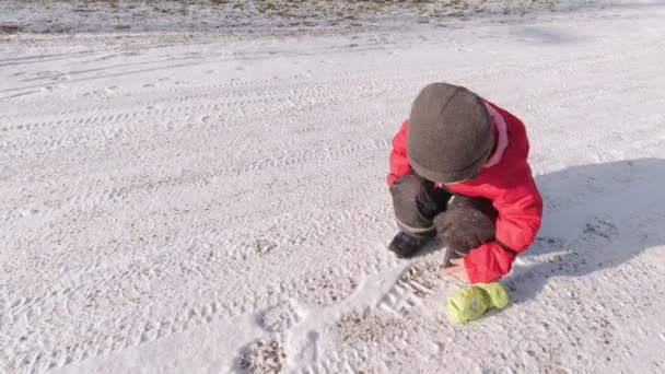 Αγόρι που τρέχει σε χειμερινές εξωτερικές πόρτες — Αρχείο Βίντεο