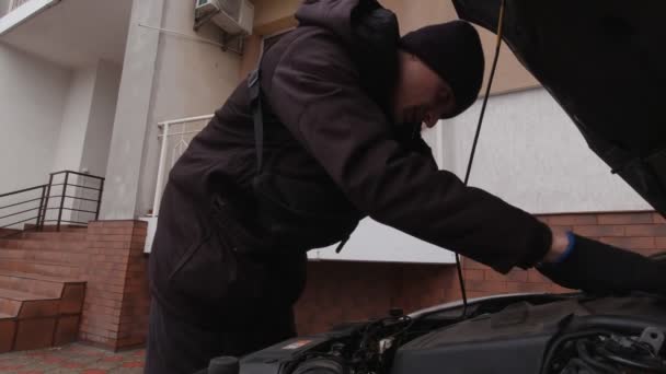Homem reparando um carro — Vídeo de Stock