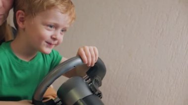 Video Yarışları Oynayan Mutlu Çocuk