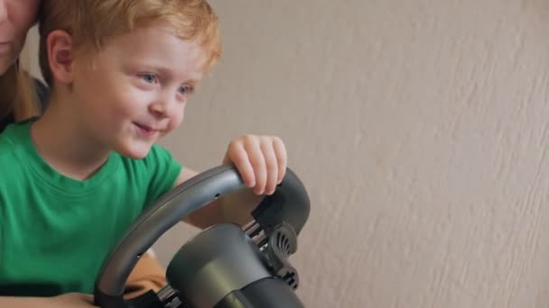 Счастливый мальчик играет в видеоклипы — стоковое видео