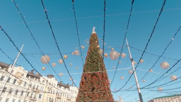 Geschmückter Weihnachtsbaum auf quadratischer Zeitlupe — Stockvideo