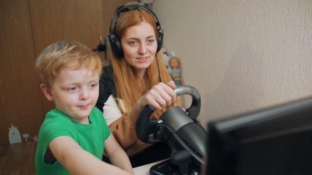 Vrouw met jongen spelen Racing — Stockvideo