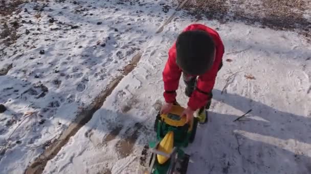 장난감 자동차를 운전하는 소년 — 비디오