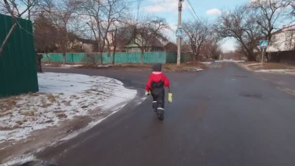 Chłopiec Winter Running — Wideo stockowe