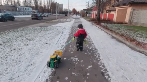Ein Junge mit Traktor läuft — Stockvideo