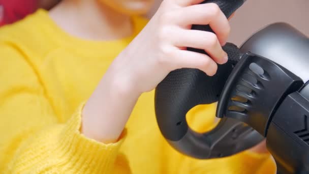 Дівчинка обертає іграшкове колесо — стокове відео