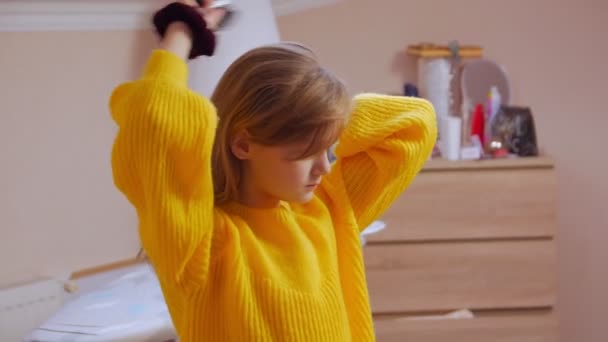 Κορίτσι χτενίζει τα μαλλιά της — Αρχείο Βίντεο