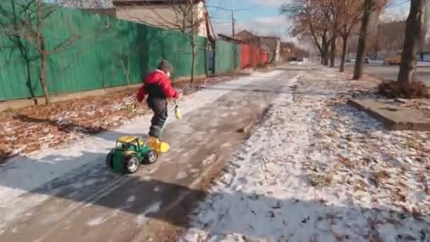 冬の道を走る少年 — ストック動画