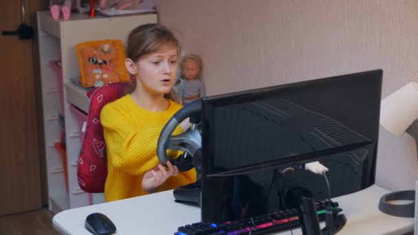 Het kind leert rijden op een simulator — Stockvideo