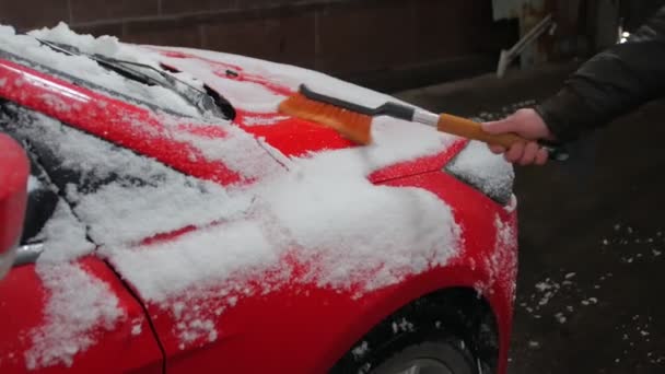 Säubert das Auto vom Schnee — Stockvideo