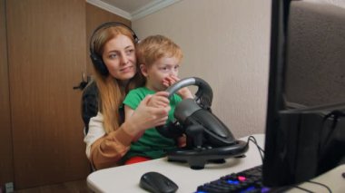 Anne ve Oğlan Yarış Oynuyor