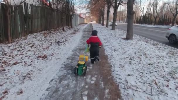 장난감 자동차의 느린 동작으로 달리는 소년 — 비디오