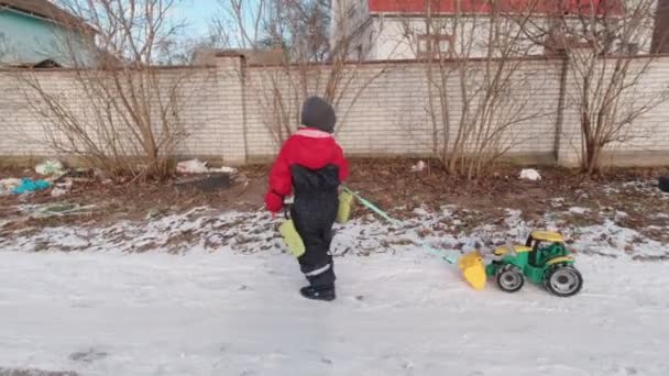 Chlapec kráčí a odpadky na ulici pomalý pohyb — Stock video