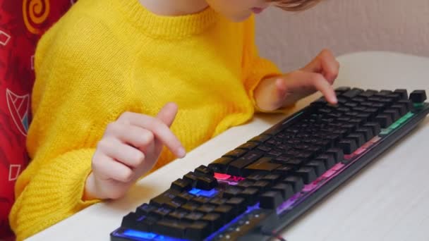 Девочка, изучающая клавиатуру — стоковое видео